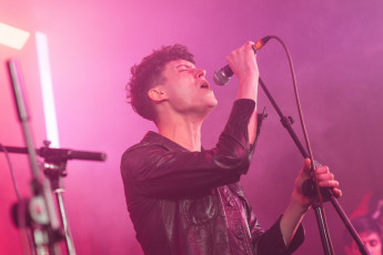 Картинка музыка -+другое певец микрофон парень