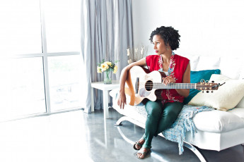 Картинка музыка -+другое подушка женщина цветы гитара диван