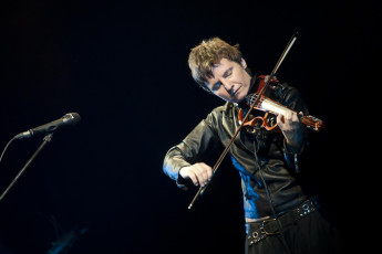 Картинка светлана+сурганова музыка -+другое черный фон женщина певица скрипка микрофон