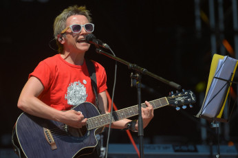 Картинка светлана+сурганова музыка -+другое микрофон женщина гитара концерт очки