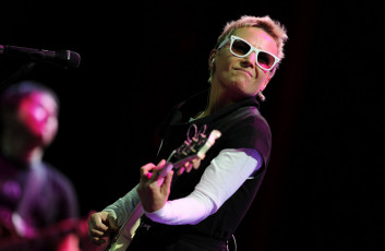 Картинка светлана+сурганова музыка -+другое женщина микрофон очки гитара концерт