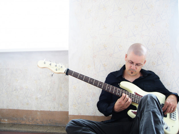 Обои картинки фото музыка, - другое, мужчина, очки, гитара