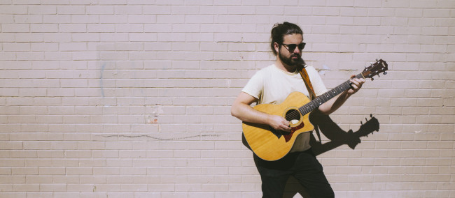 Обои картинки фото музыка, - другое, стена, очки, гитара, мужчина