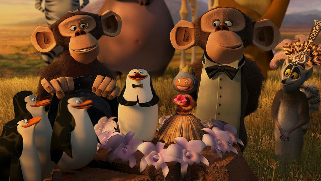 Обои картинки фото мультфильмы, madagascar,  escape 2 africa, пингвин, лемур, обезьяна, кукла, цветы