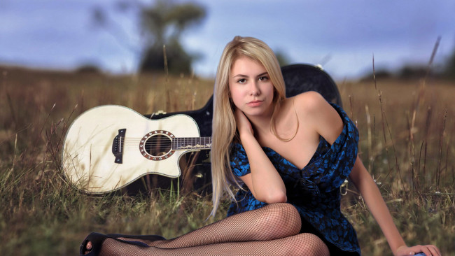 Обои картинки фото музыка, - другое, девушка, гитара, взгляд, трава, растения