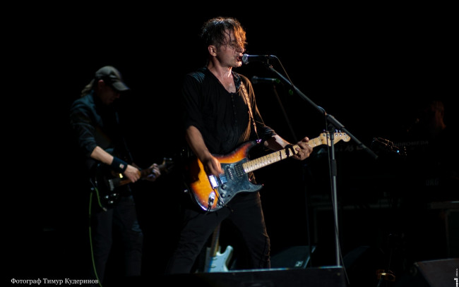 Обои картинки фото агата кристи, музыка, - другое, черный, фон, мужчина, гитара, микрофон