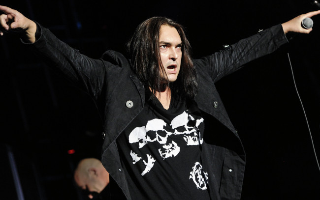 Обои картинки фото король и шут, музыка, мужчина, череп, микрофон