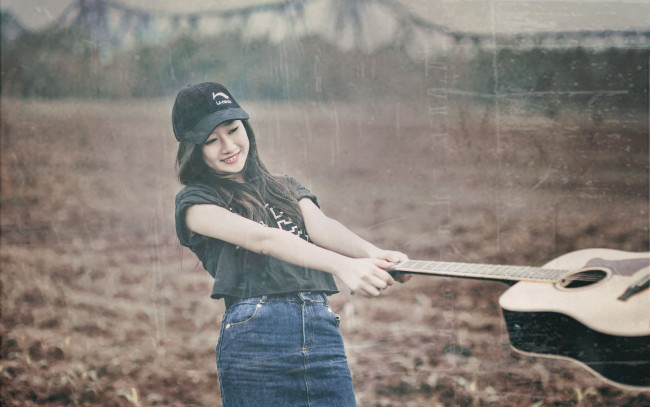 Обои картинки фото музыка, - другое, бейсболка, гитара, девушка