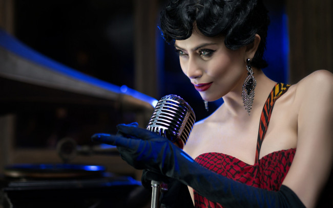 Обои картинки фото музыка, - другое, девушка, микрофон, украшение