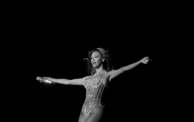 Обои картинки фото музыка, beyonce knowles, черный, фон, девушка, сцена, певица