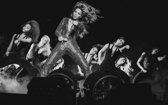 Обои картинки фото музыка, beyonce knowles, девушка, черно-белое, фото, сцена, певица