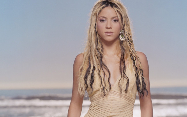 Обои картинки фото музыка, shakira, украшение, певица, женщина, блондинка