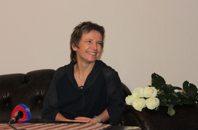 Обои картинки фото светлана сурганова, музыка, - другое, женщина, розы, певица, цветы