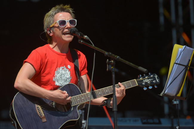 Обои картинки фото светлана сурганова, музыка, - другое, микрофон, женщина, гитара, концерт, очки