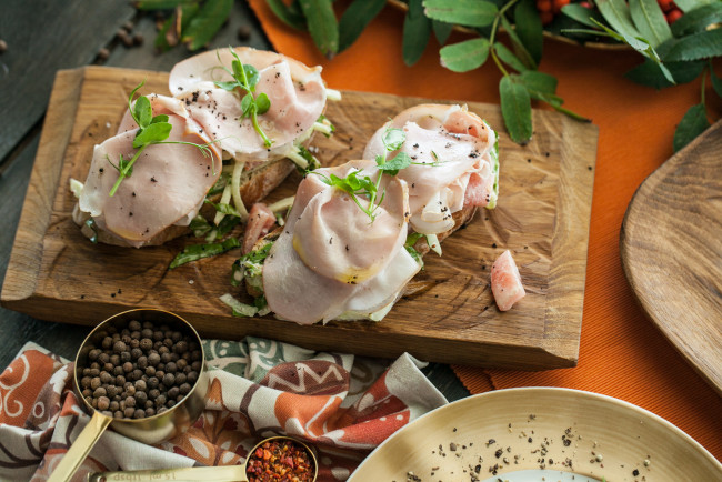 Обои картинки фото еда, бутерброды,  гамбургеры,  канапе, буженина, зелень