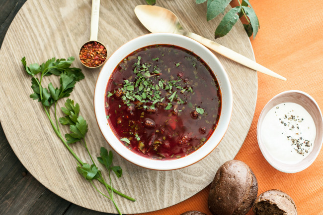 Обои картинки фото еда, первые блюда, зелень, сметана, борщ, первое, блюдо