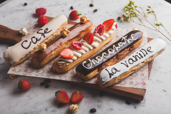 Обои картинки фото еда, пирожные,  кексы,  печенье, эклеры, глазурь, шоколад, надпись, клубника