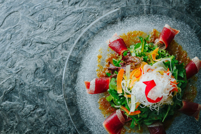 Обои картинки фото еда, салаты,  закуски, зелень, салат, бекон, лапша