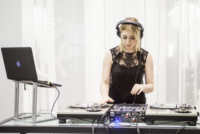 Обои картинки фото музыка, - другое, девушка, ноутбук, наушники