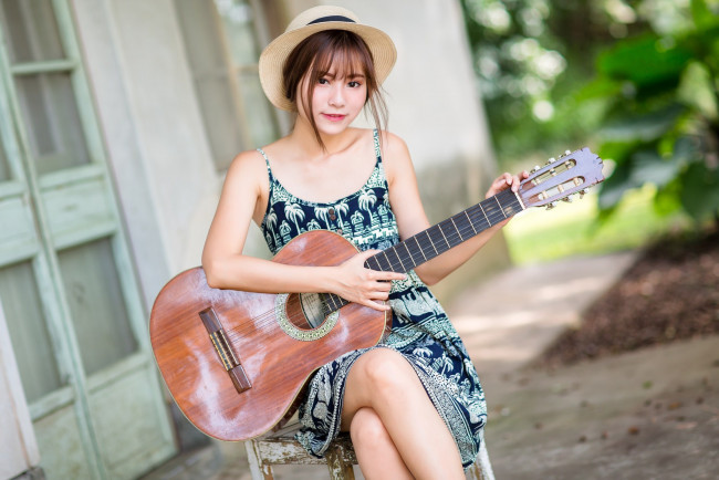 Обои картинки фото музыка, - другое, девушка, взгляд, фон, гитара