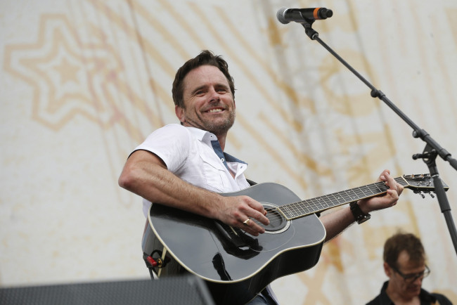 Обои картинки фото музыка, - другое, мужчина, гитара, микрофон