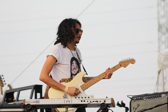 Обои картинки фото музыка, - другое, мужчина, очки, гитара