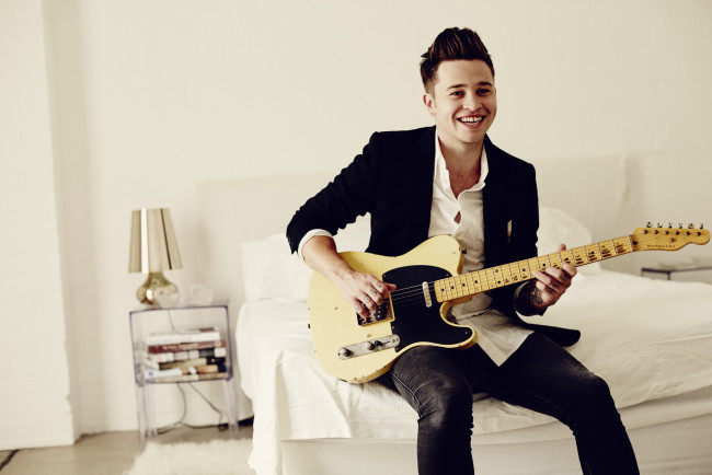 Обои картинки фото музыка, - другое, парень, лампа, гитара, кровать