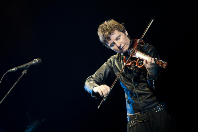 Обои картинки фото светлана сурганова, музыка, - другое, черный, фон, женщина, певица, скрипка, микрофон