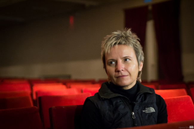 Обои картинки фото светлана сурганова, музыка, - другое, женщина, певица, зал, кресло