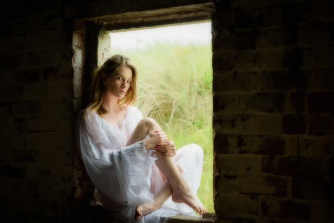 Обои картинки фото девушки, -unsort , блондинки,  светловолосые, девушка, поза, окно