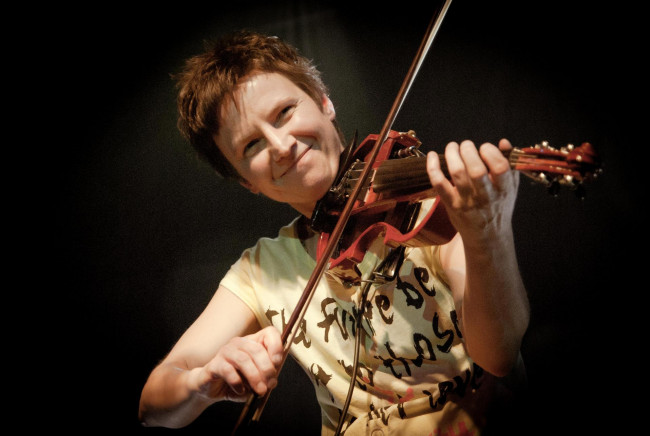 Обои картинки фото светлана сурганова, музыка, - другое, женщина, певица, скрипка, улыбка