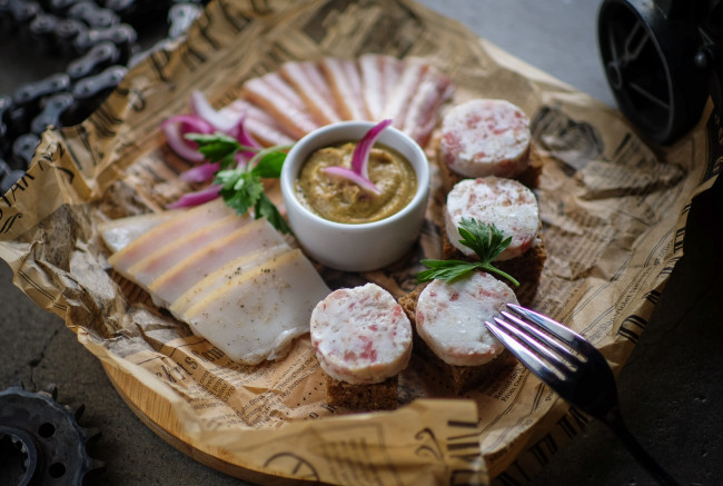 Обои картинки фото еда, колбасные изделия, колбаса, горчица, сало