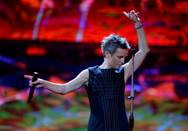 Обои картинки фото светлана сурганова, музыка, - другое, женщина, микрофон, концерт, певица