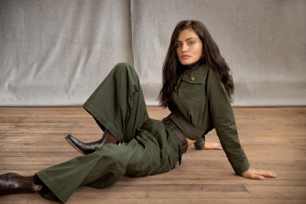 Картинка девушки phoebe+tonkin шатенка брюки куртка ботинки пол