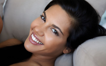 Картинка apolonia+lapiedra девушки apolonia lapiedra девушка модель брюнетка поза красотка