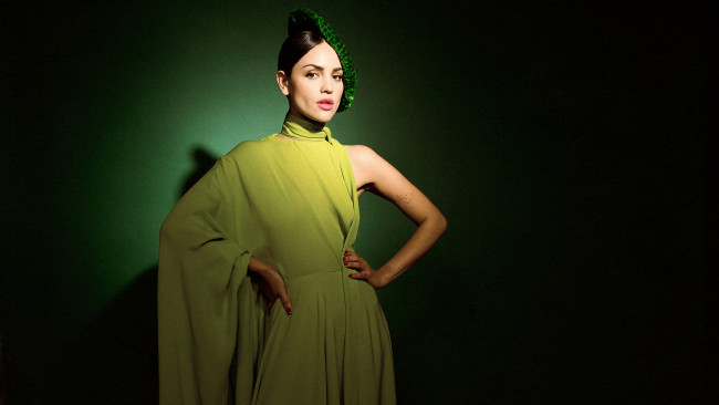 Обои картинки фото девушки, eiza gonzalez, брюнетка, берет, платье