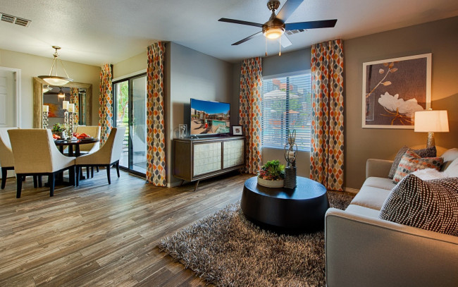 Обои картинки фото интерьер, гостиная, вентилятор, диван, лампа