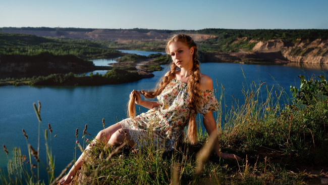 Обои картинки фото девушки, - рыжеволосые и разноцветные, озеро, трава, рыженькая, косы, платье, ирина, щукина