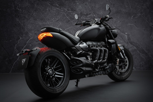 Обои картинки фото мотоциклы, triumph, rocket, 3, дизайн, чёрный, двигатель, глушители