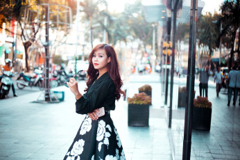 Картинка девушки -+азиатки шатенка блузка юбка очки телефон город улица люди транспорт