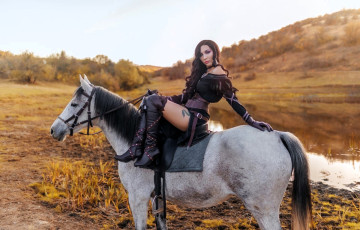Картинка девушки ольга+кожевникова+ lady+bell образ косплей наряд костюм ведьма всадница лошадь горы деревья озеро