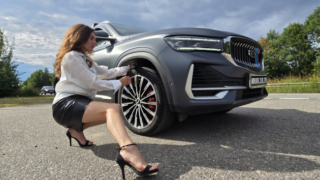 Обои картинки фото автомобили, -авто с девушками, geely, monjaro