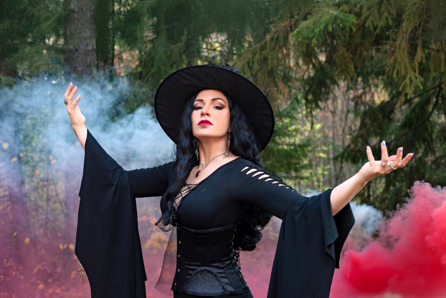 Обои картинки фото девушки, юлия огородникова, образ, косплей, наряд, костюм, шляпа, платье, рукава, дым, лес, деревья