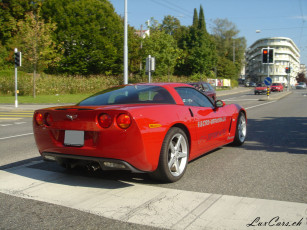 Картинка автомобили выставки уличные фото