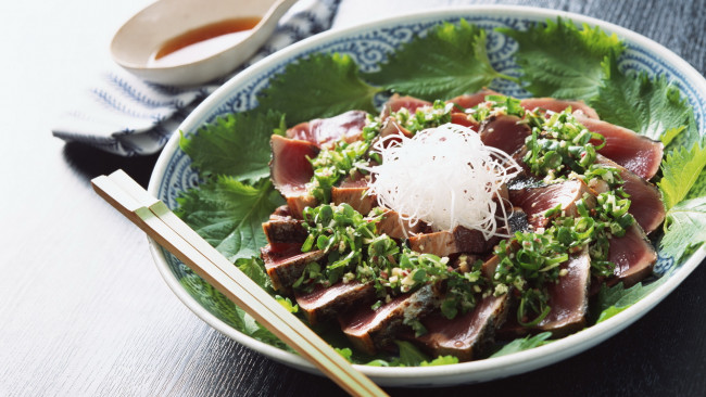 Обои картинки фото еда, рыбные, блюда, морепродуктами, палочки, тарелка, зелень