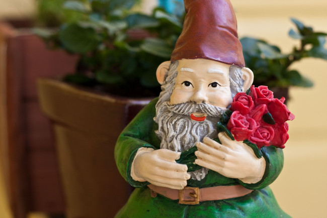 Обои картинки фото разное, рельефы, статуи, музейные, экспонаты, букет, гном