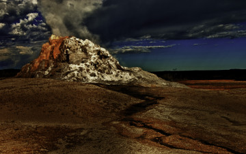 Картинка гейзер замок природа стихия холм поле