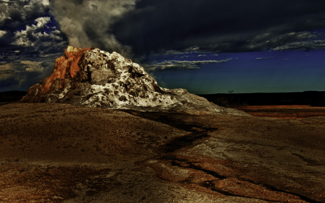 Обои картинки фото гейзер, замок, природа, стихия, холм, поле