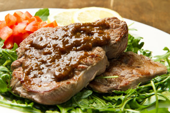 Картинка еда мясные блюда стейки руккола лимон помидоры зелень