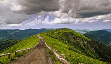 Картинка природа дороги тучи дорога ограда горы трава